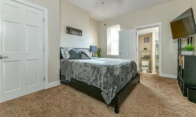 Building Photo - Gorgeous 3 bedroom townhome in Pittsburgh's Fineview Neighborhood