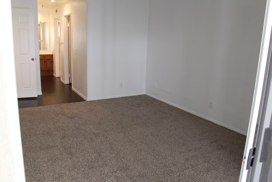 Bedroom - 415 Townsquare Ln