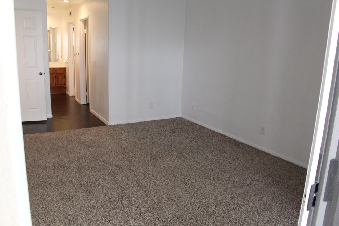 Bedroom - 415 Townsquare Ln