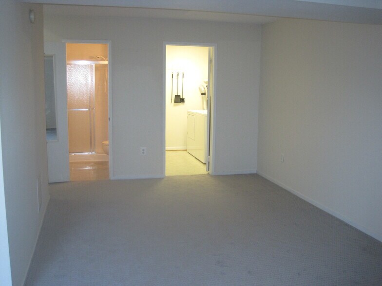 Building Photo - 2470 Ridgehampton Ct