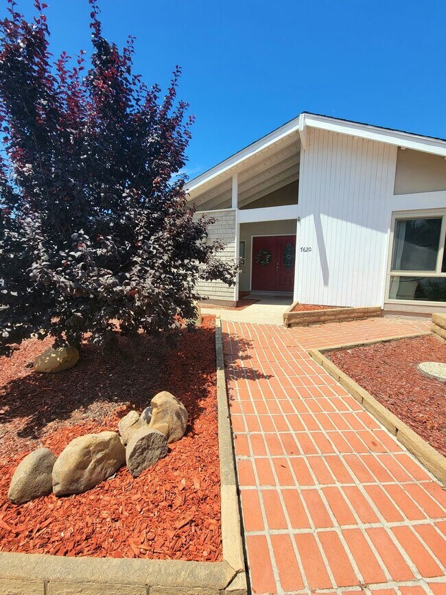Building Photo - Darling, Move-In Ready Home in Highly Sought After Neighborhood w/ a Great View!!