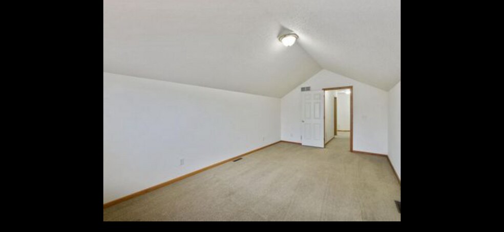 Building Photo - 10012 Iris Ln