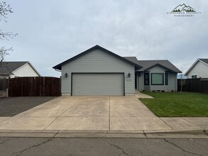 Building Photo - 3-bedroom, 2-bathroom home located in the heart of Harrisburg