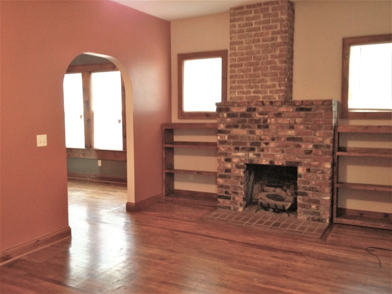 Building Photo - 923 E Hillcrest Dr