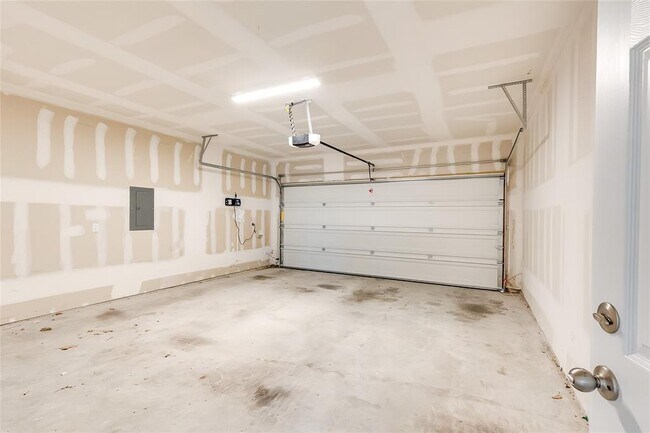 Building Photo - 821 Falkland Trace