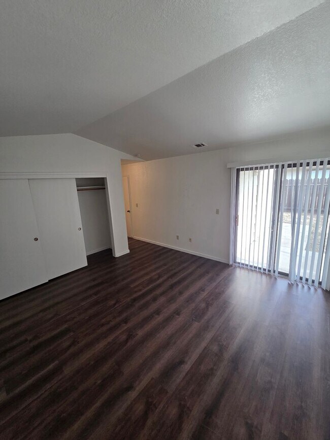 Building Photo - Turlock condo - 2 bedroom 2 bathroom Single Story