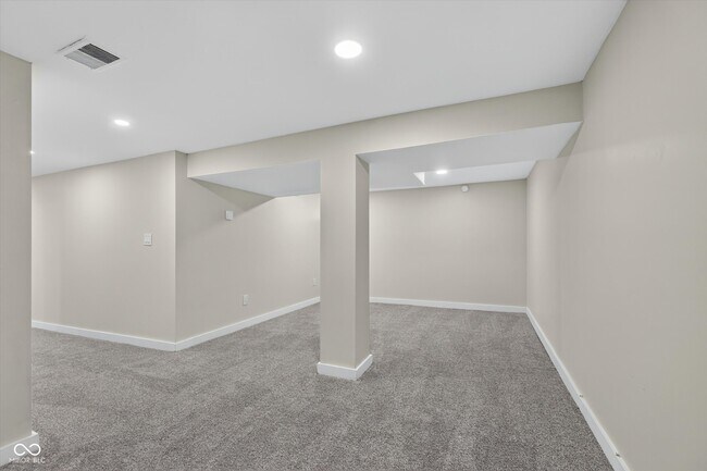 Building Photo - 320 W 39th St