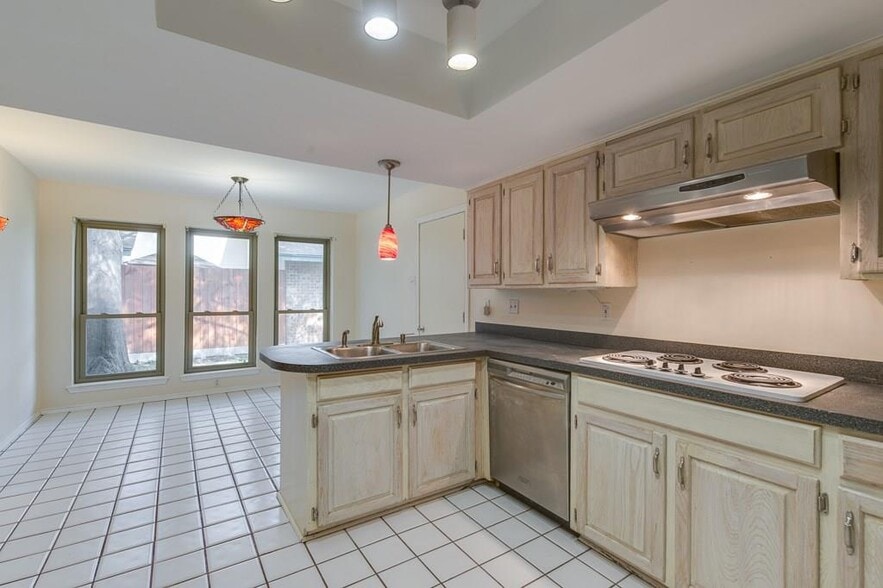 kitchen with view of breakfast room - 2000 Geneva Dr