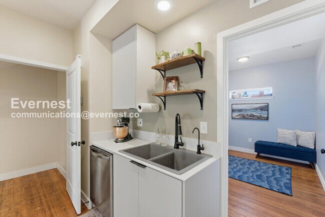 Building Photo - 4 Bed/3 Bath Townhome with Fenced Yard & Garage / Available Now!