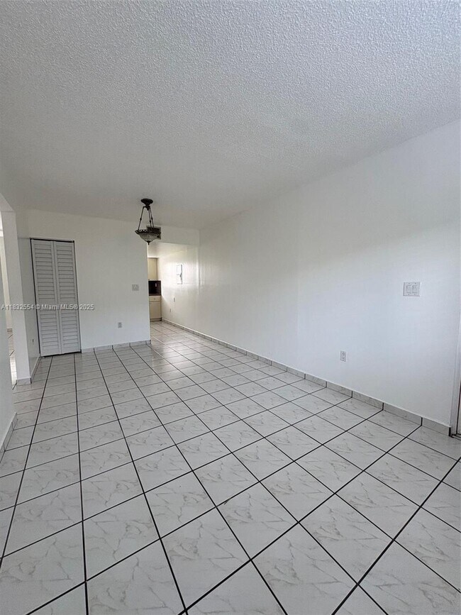 Building Photo - 231 E 7th St