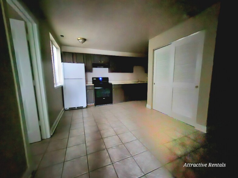 Building Photo - 4850 W Adams St