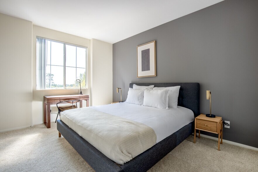 Building Photo - 2225 S Beverly Glen Blvd