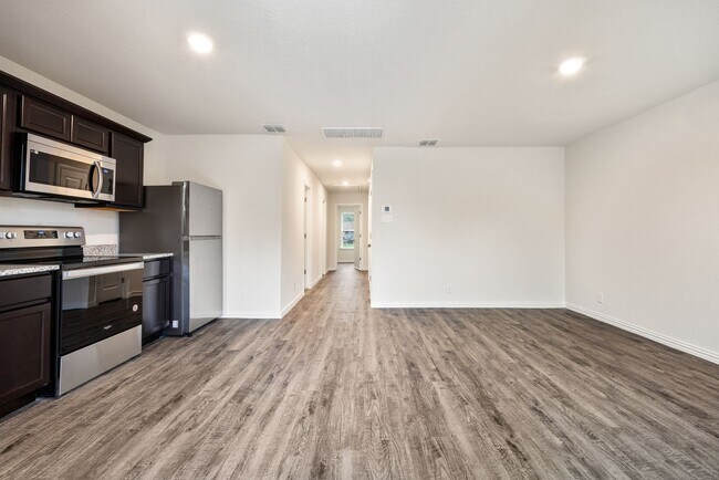 Building Photo - Spacious 3-Bedroom Home with Hardwood Floors & Modern Finishes in Seguin