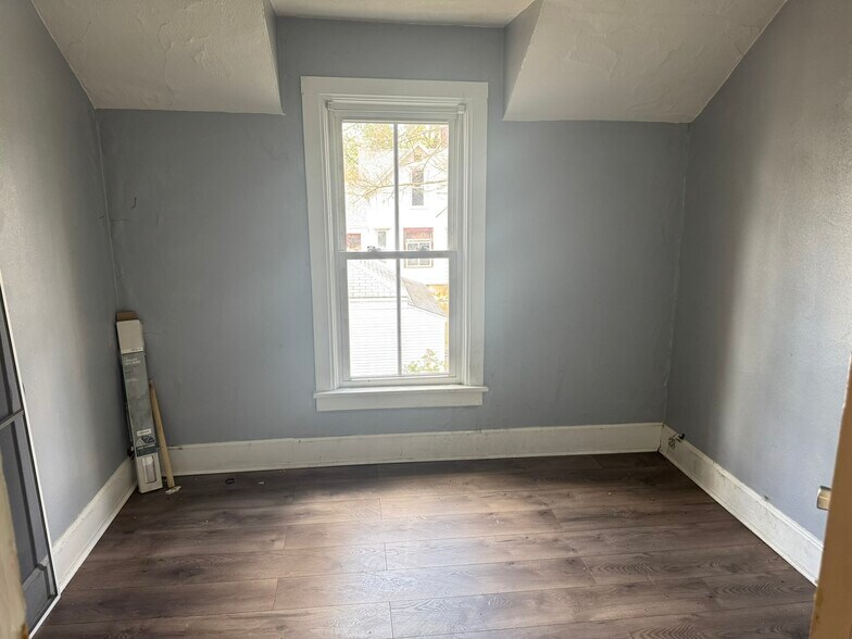 Building Photo - 915 W 14th St