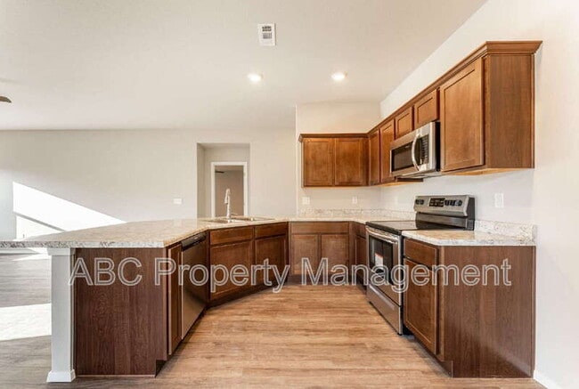 Building Photo - 4405 SW Sackett Ave