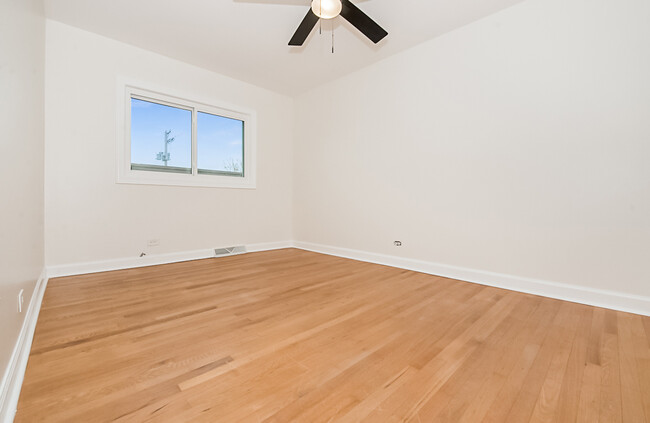 Building Photo - 623 Maple Ct