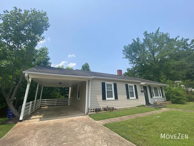 Building Photo - 2301 Cherokee Ln