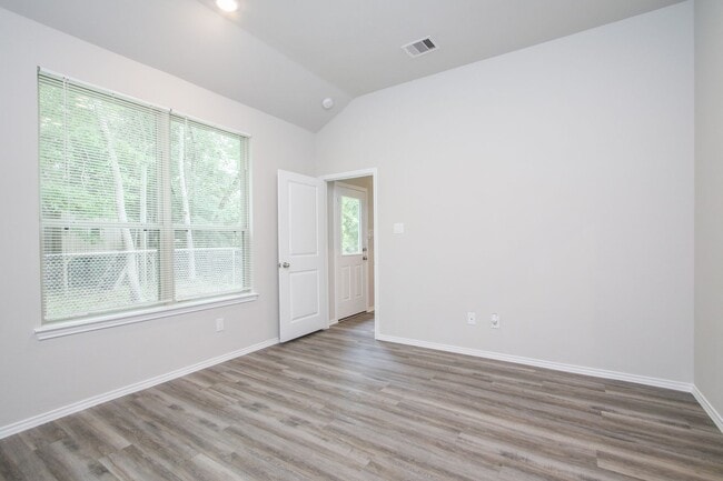 Building Photo - Beautiful 3 Bedroom / 2 Bathroom home in 7...