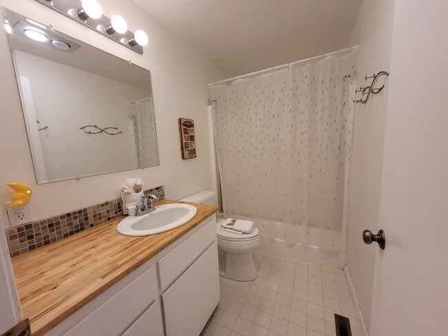 Building Photo - Spacious House, Front & Back Porch! Awbrey Butte Hillside with Mountain Views. Furnished 30-Day Min.