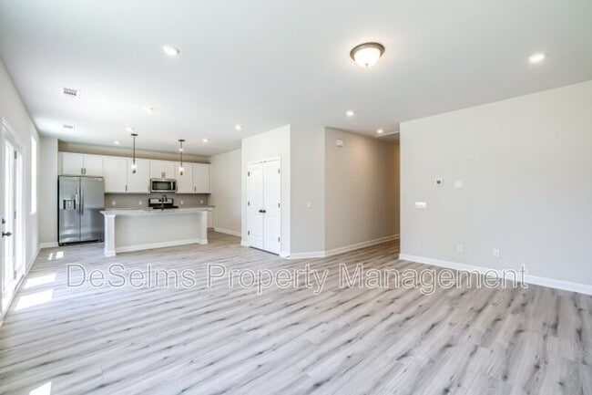 Building Photo - 1120 Chelsea's Wy