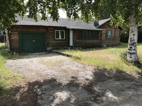 Building Photo - Log Home for Rent in North Pole!