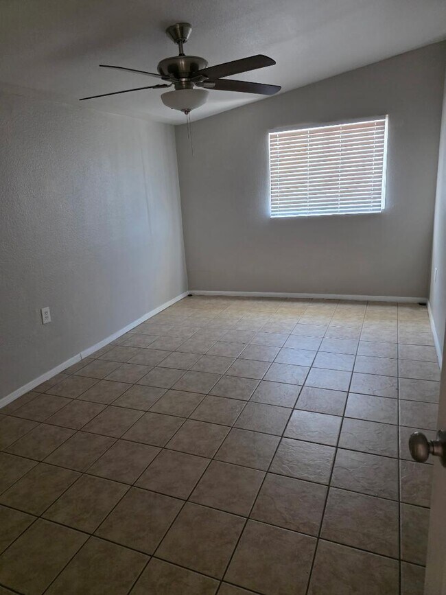 Building Photo - 1320 W Sahuaro Dr