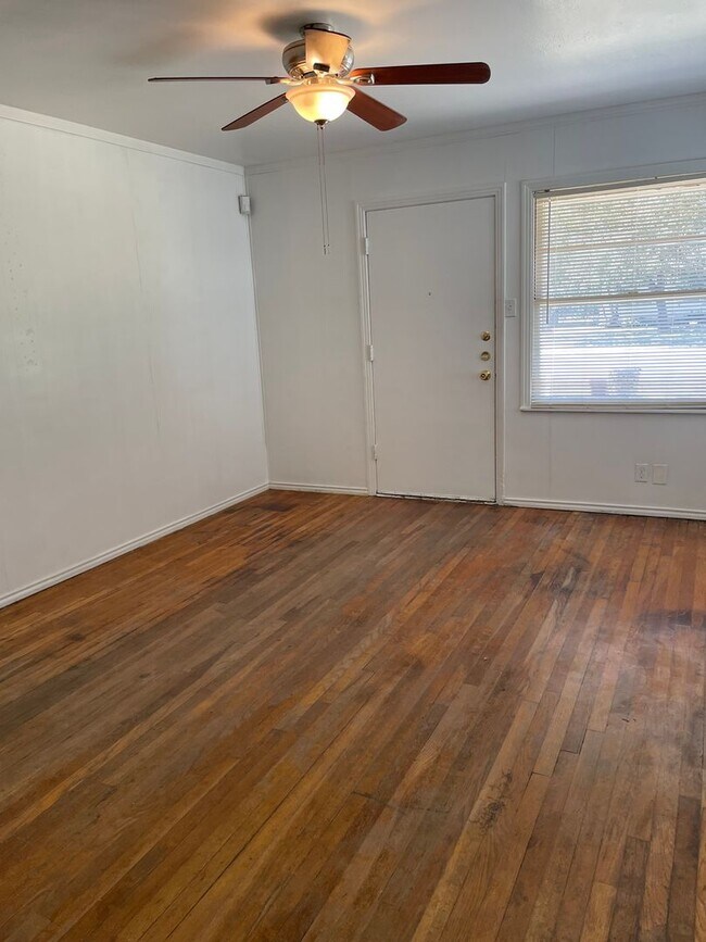 Building Photo - Available Now! *Pet Restrictions* 3 Bedroom/1 Bathroom in Temple