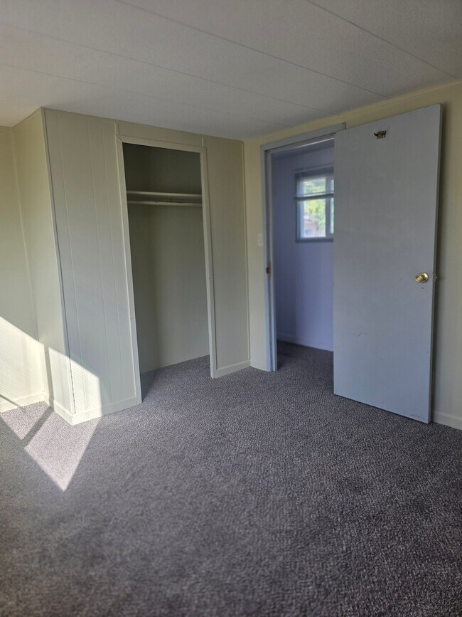 Building Photo - 4001 E Denison-Chattaroy Rd