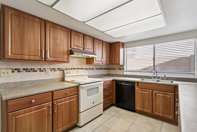 Building Photo - 2213 S Saratoga