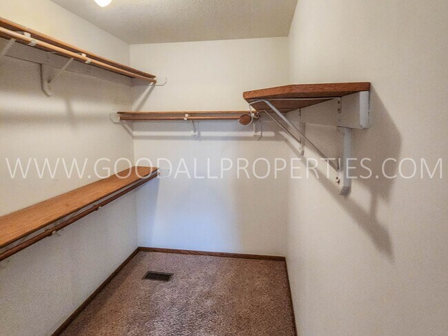 Building Photo - Executive 4 Bedroom Home in West Des Moines with a fenced in yard !!!