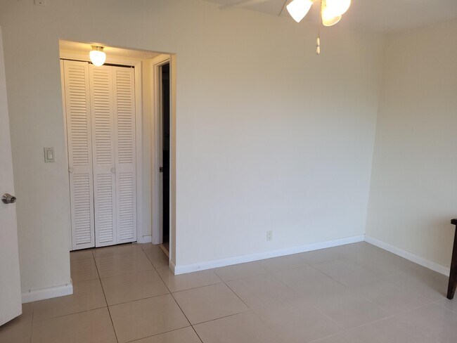 Building Photo - 3050 N Palm Aire Dr