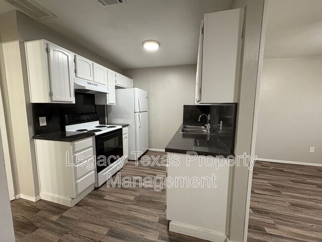 Building Photo - 1410 Courtney Pl