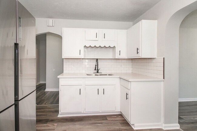 Building Photo - Fully Updated Home For Rent in Euclid