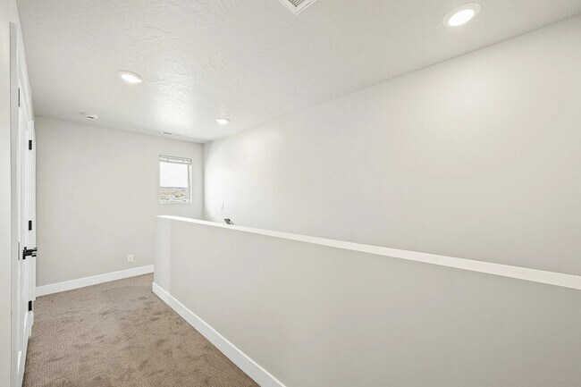 Building Photo - 3983 Razor Dr
