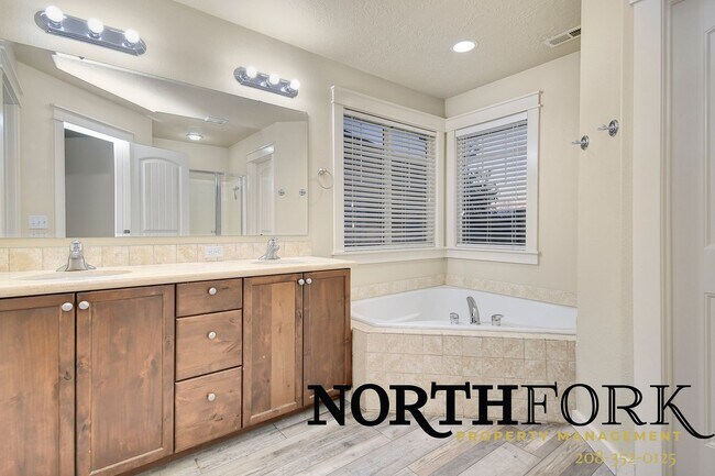 Building Photo - Stunning Meridian Home