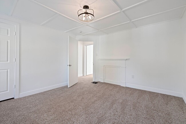 Building Photo - SCORE 50% OFF 1ST MONTH'S RENT IF SIGNED BY DEC 5! Beautiful 3 bedroom home in Beaver Falls avail...