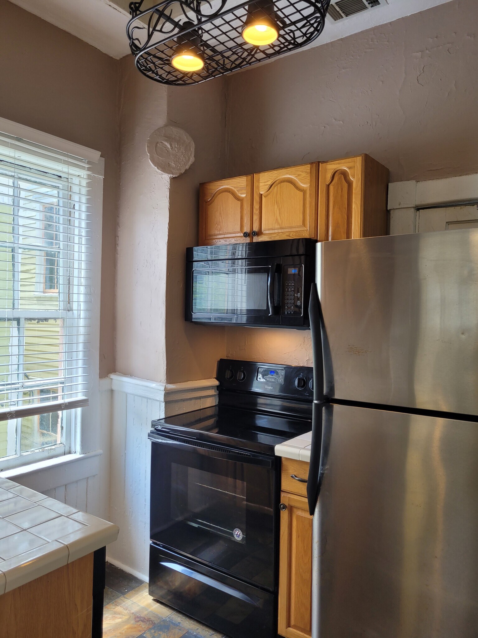 Kitchen - light/pot rack, fridge w icemaker, glass top range, microwave/hood vent (All electric) - 1217 Java Pl