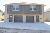 Building Photo - FIRST FREE MONTH! 3 Bed | 2.5 Bath | Sand ...