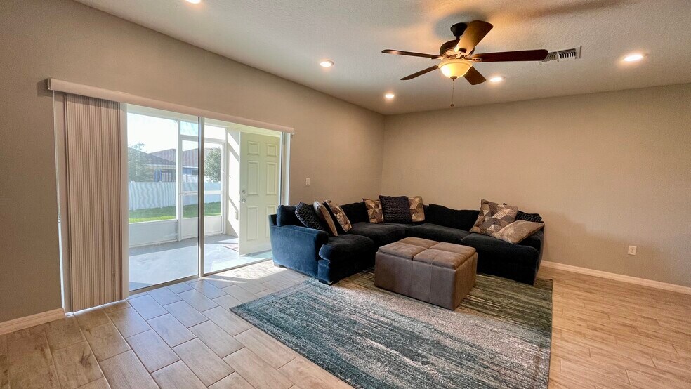 Building Photo - 301 Primrose Dr