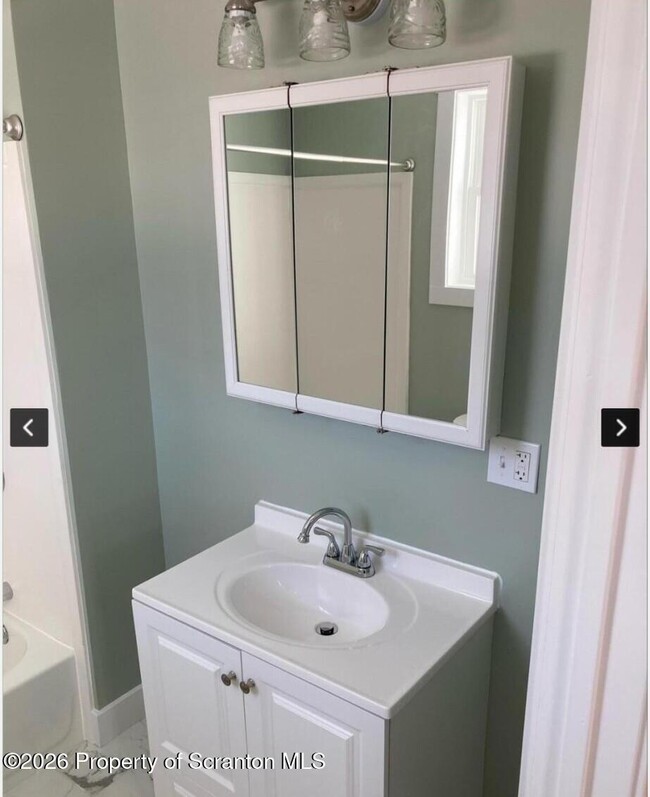 Building Photo - 402 S Valley Ave