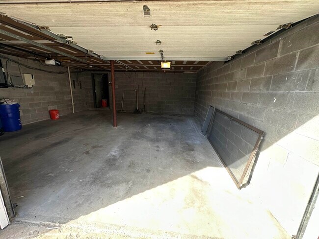 Building Photo - 407 Jane St