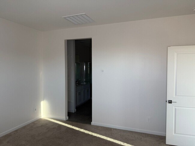 Building Photo - 2462 E Alonso Dr