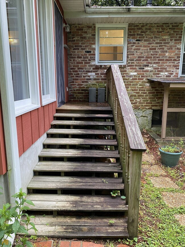 Building Photo - 2022 Woodbine Terrace NE