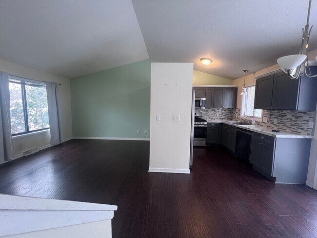 Building Photo - Single Family Home - Three Bedroom Tri-level!