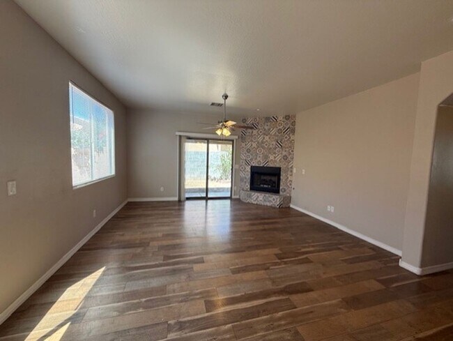Building Photo - 3 Bedroom 2 Bath Home - Contact Property Pros Property Management