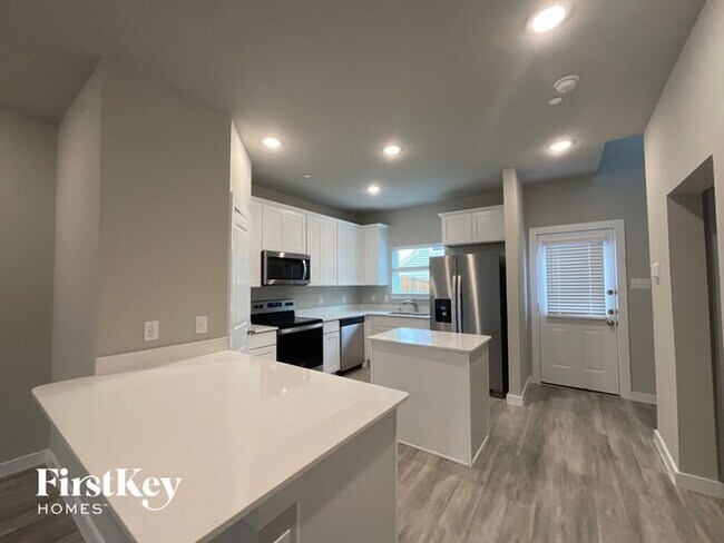 Building Photo - 622 Ava Trl