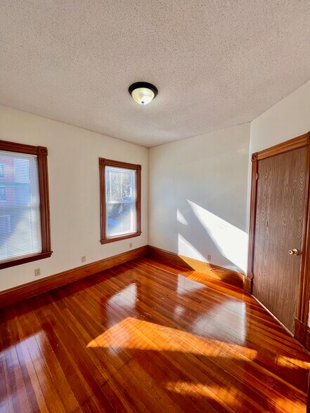 Building Photo - 22 Temple St