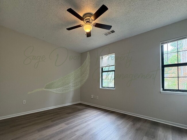 Building Photo - SPACIOUS TOWNHOME IN KANSAS CITY