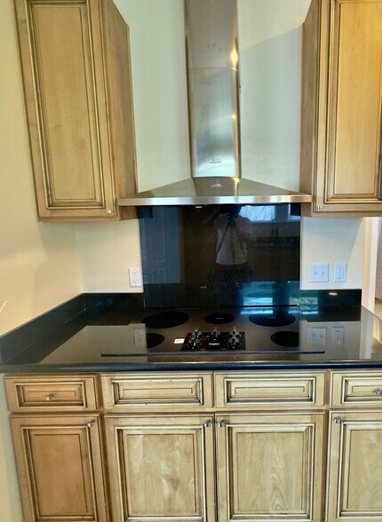 Building Photo - 2615 Maxwell Ave