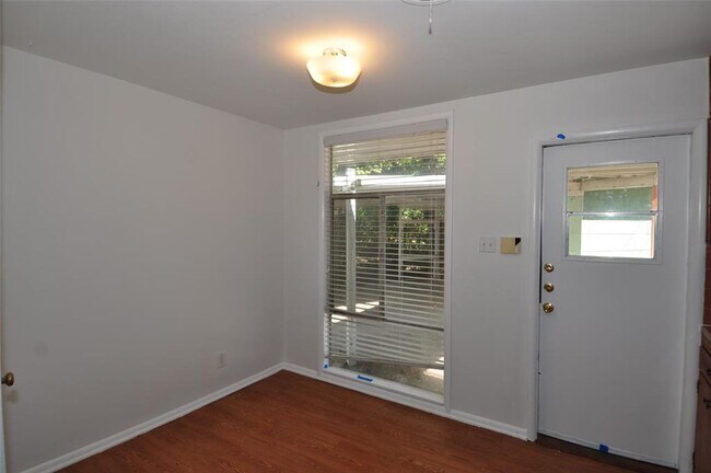 Building Photo - All appliances included! Great Location!